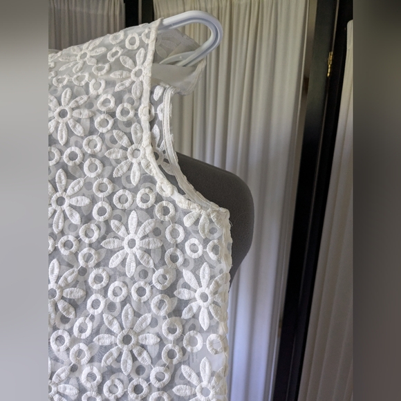 Vintage 90's, Anne Klein, sleeveless, embroidered, bottom down blouse. - Picture 11 of 11